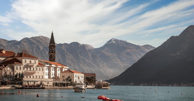 Vista panorâmica panorâmica da cidade histórica de Perast localizada na mundialmente famosa Baía de Kotor Bela vista da cidade de Perast na baía de Kotor Montenegro Famoso destino de viagem