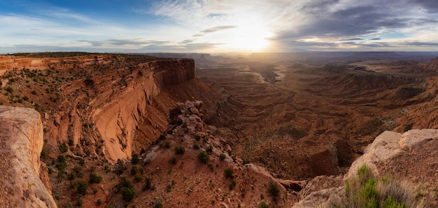 Vista panorâmica panorâmica da paisagem americana e montanhas de rocha vermelha no deserto canyon