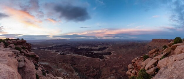 Vista panorâmica panorâmica da paisagem americana e montanhas de rocha vermelha no deserto canyon