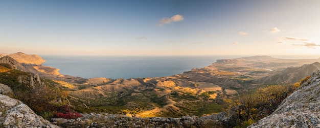 Vista panorâmica panorâmica do topo das montanhas até a costa do mar, outono, pôr do sol