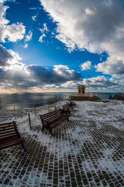 Vista panorámica panorámica del parque cubierto de nieve en el terraplén contra el fondo del invierno