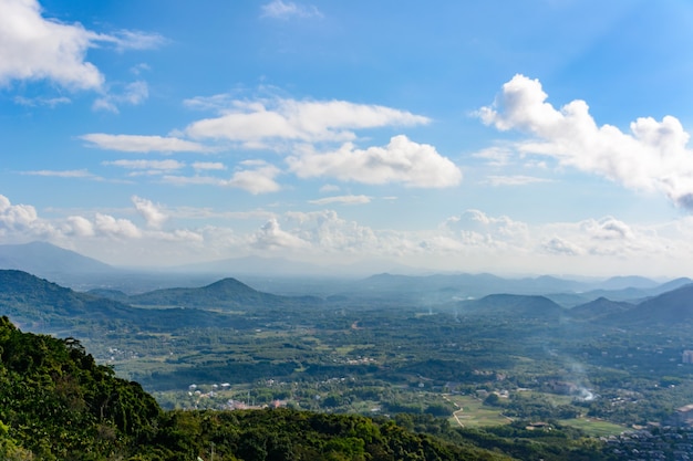 Vista panorâmica para as montanhas, floresta tropical, Yanoda Park e cidade de Sanya. Zona de turismo cultural da floresta tropical Yanoda, ilha de Hainan, Parque Florestal do Paraíso Tropical da Baía Yalong. China.