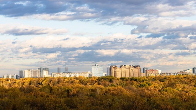 Vista panorámica del parque y barrio residencial.