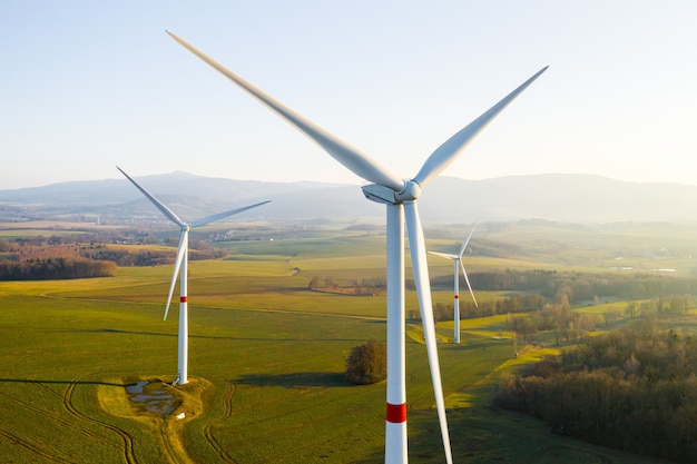 Vista panorámica del parque eólico o parque eólico, con aerogeneradores de alta potencia para generación de electricidad con