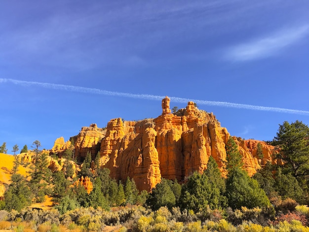 Vista panorámica del parque nacional Bryce Canyon contra el cielo azul