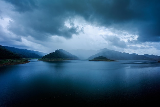 Una vista panorámica del Parque Nacional de Khao Sok Tailandia montaña en un lago tormentoso