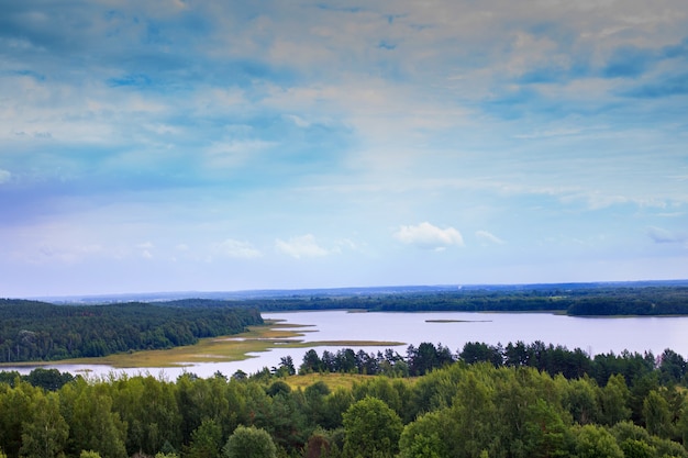 Vista panorámica del parque nacional del lago Braslav en Bielorrusia.