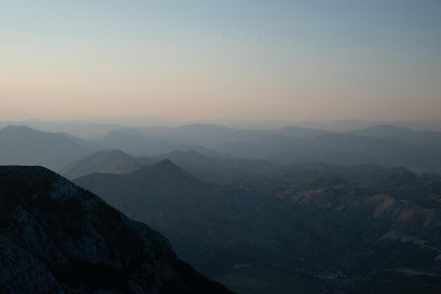 Vista panorámica del parque nacional lovcen en montenegro al atardecer. viajes de verano