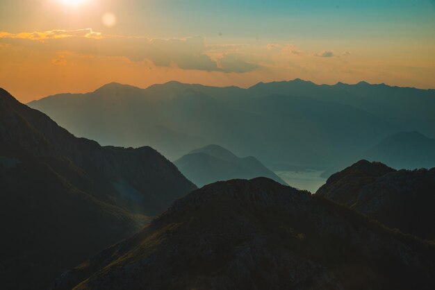 vista panorámica del parque nacional de Lovcen en Montenegro al atardecer