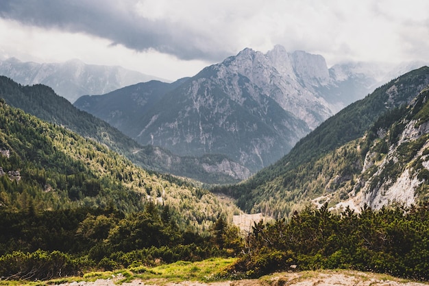 Foto vista panorámica del paso de montaña vrsic parque nacional triglav eslovenia triglav la montaña más alta eslovena hermosos paisajes montañosos