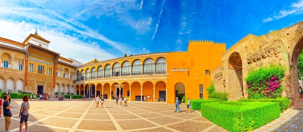 Vista panorámica del patio interior Patio de la Montería del Real Alcázar de Sevilla con turistas.