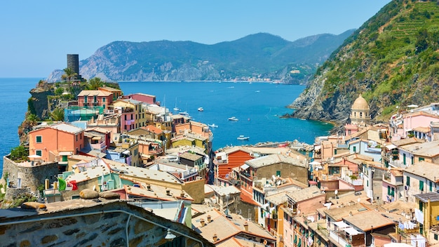 Vista panorámica de la pequeña ciudad de Vernazza junto al mar en Cinque Terre, La Spezia, Italia