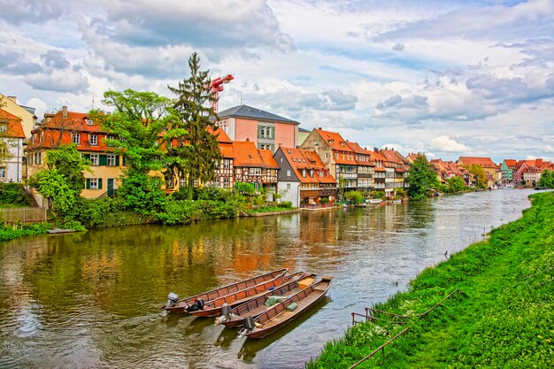 Vista panorámica de la Pequeña Venecia en Bamberg en Alemania. Es un conjunto de casas de pescadores a lo largo del río Regnitz. La ciudad está bajo la protección de la UNESCO. Gente cercana