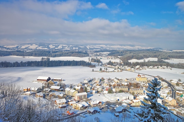 Vista panorámica de pequeños pueblos pintorescos ubicados en la región de Gruyere, provincia de Friburgo, Suiza