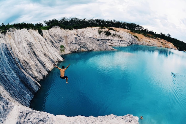 Vista panorámica de una persona saltando al agua