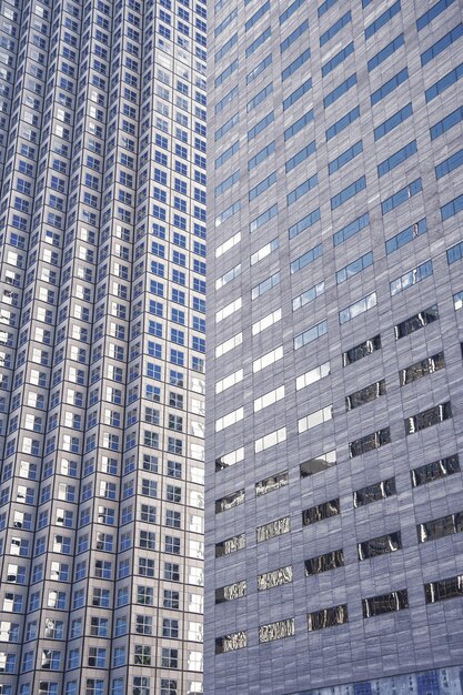 Vista panorámica y en perspectiva de gran angular al fondo azul acero del edificio alto de vidrio