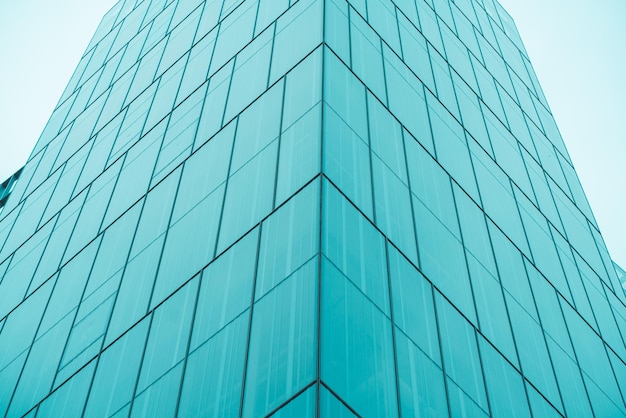 Vista panorámica y en perspectiva de la parte inferior de los rascacielos de edificios altos de vidrio azul acero