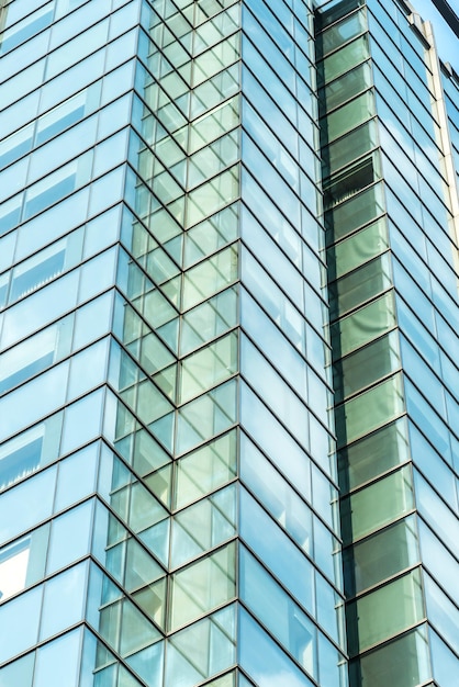 Vista panorámica y en perspectiva de la parte inferior de los rascacielos de los edificios de gran altura de cristal azul de acero concepto empresarial de arquitectura industrial exitosa