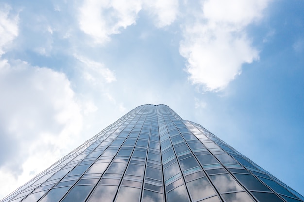 Vista panorámica y en perspectiva de la parte inferior de los rascacielos de edificios de gran altura de vidrio azul acero, concepto de negocio de arquitectura industrial exitosa