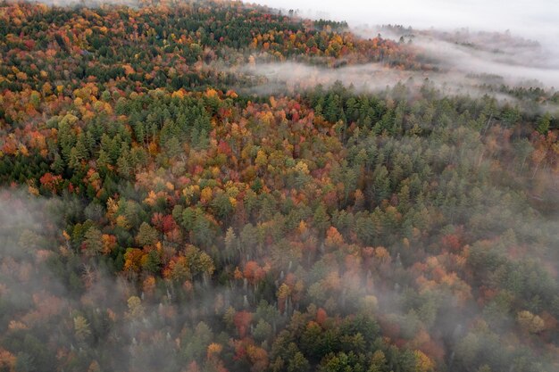 Vista panorámica del pico del follaje de otoño en Stowe Vermont