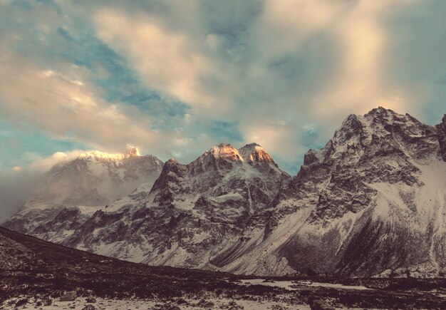 Vista panorámica del pico Jannu, región de Kanchenjunga, Himalaya, Nepal.