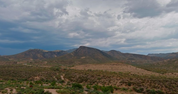 Vista panorámica de la pintoresca carretera en las montañas de Arizona acantilados de piedra roja y cielo azul