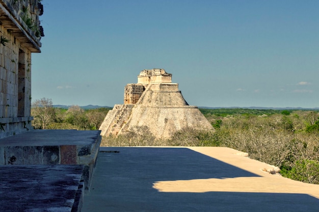 Vista panorámica de la pirámide maya en su totalidad, en el área arqueológica de Uxmal, en la península de Yucatán. Pirámide de la casa del Adivino.