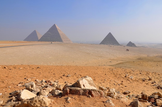 Vista panorámica de las pirámides en el desierto contra el cielo
