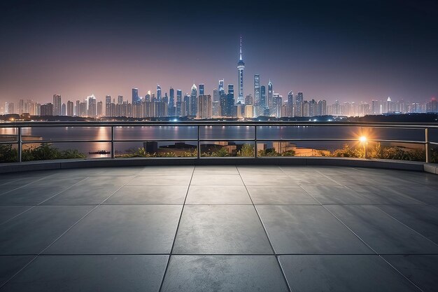 Vista panorámica del piso vacío de azulejos de hormigón con el horizonte de la ciudad Escena nocturna