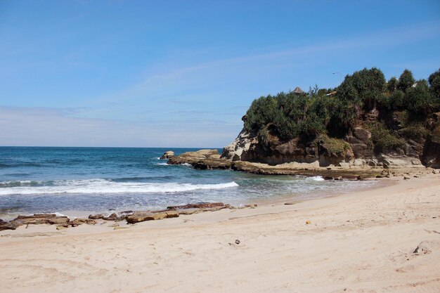 Vista panorámica de la playa con arena blanca ondulada en la playa de Klayar Pacitan Java Oriental Indonesia