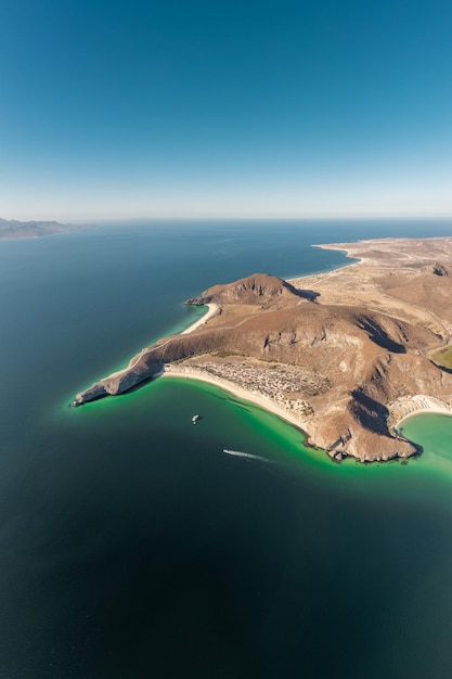 Vista panorámica de la playa Balandra con montañas al fondo en La Paz BCS, México