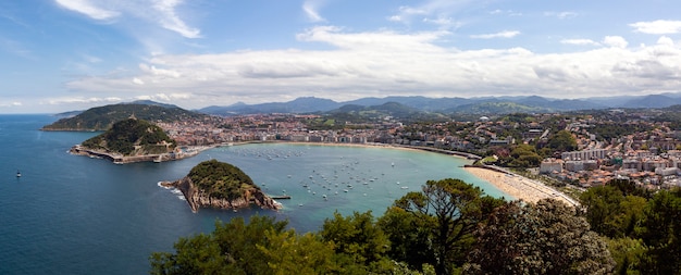 Vista panorámica de la playa de la Concha en la ciudad de San Sebastián
