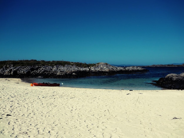 Foto vista panorámica de la playa contra el cielo azul claro