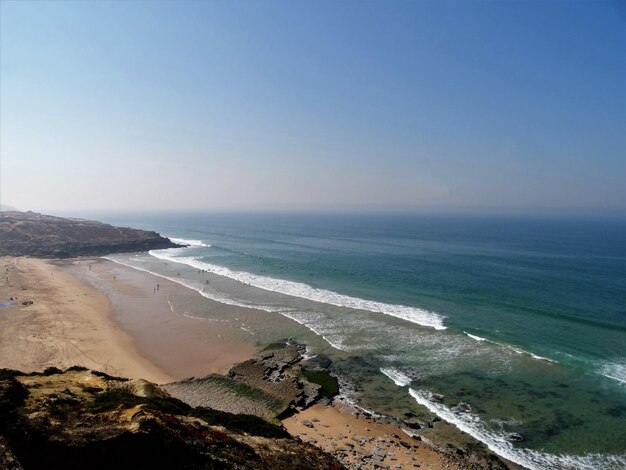 Foto vista panorámica de la playa contra el cielo azul claro