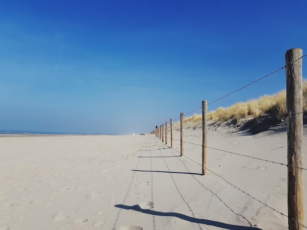 Vista panorámica de la playa contra un cielo azul despejado