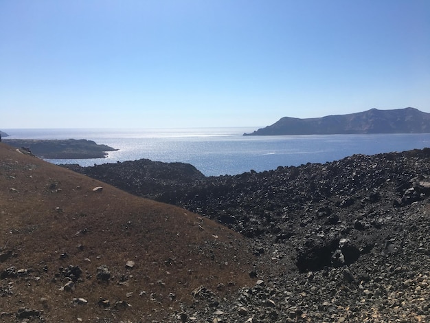 Vista panorámica de la playa contra un cielo azul despejado