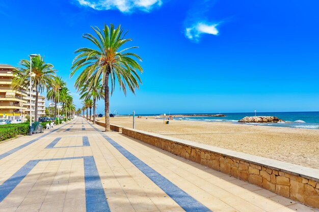 Foto vista panorámica de la playa contra el cielo azul