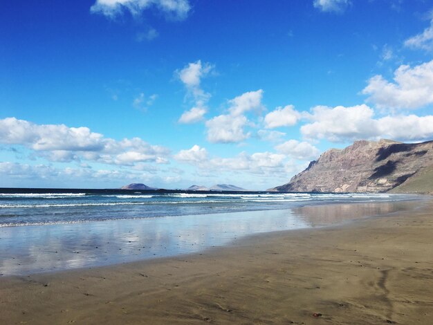 Foto vista panorámica de la playa contra el cielo azul