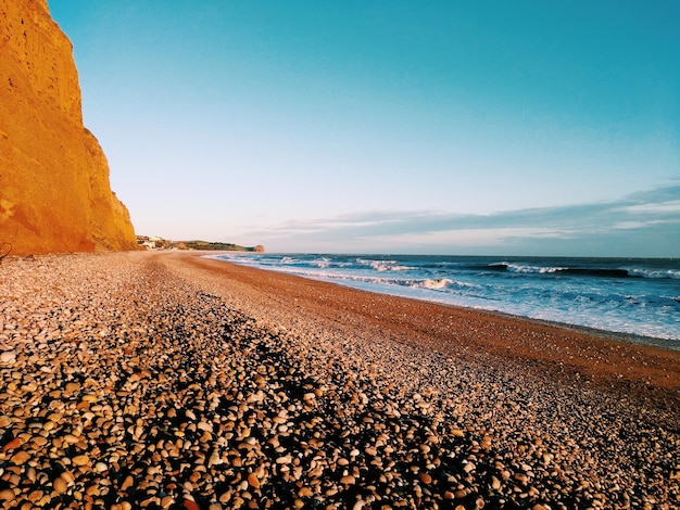 Vista panorámica de la playa contra un cielo despejado