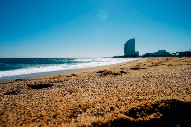 Vista panorámica de la playa contra el cielo despejado