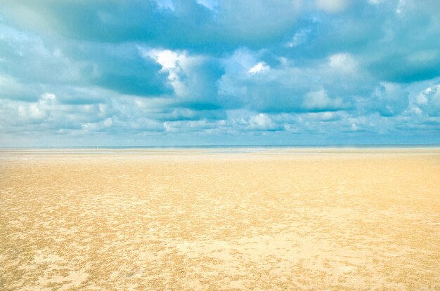 Foto vista panorámica de la playa contra el cielo nublado