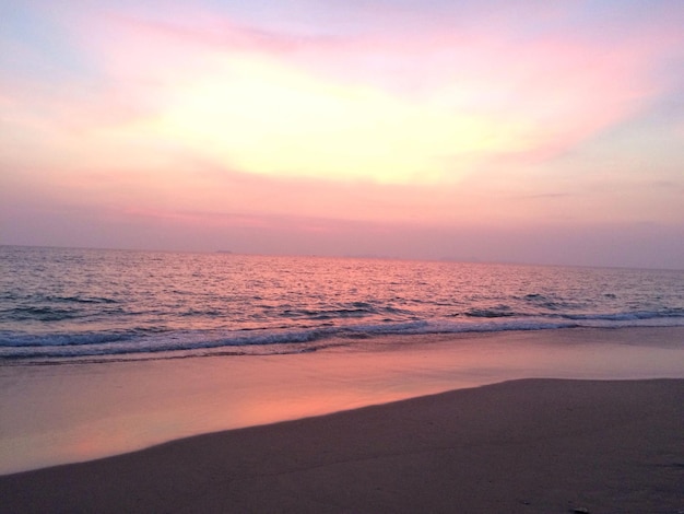 Vista panorámica de la playa contra el cielo durante la puesta de sol