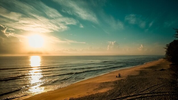 Foto vista panorámica de la playa contra el cielo durante la puesta de sol