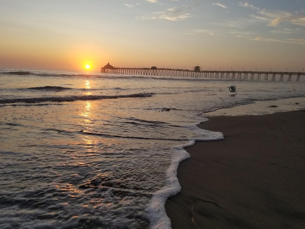 Foto vista panorámica de la playa contra el cielo durante la puesta de sol