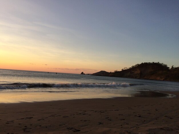 Vista panorámica de la playa contra el cielo durante la puesta de sol