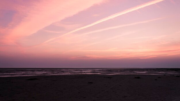 Vista panorámica de la playa contra el cielo durante la puesta de sol