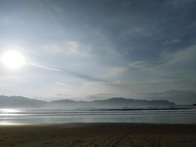 Vista panorámica de la playa contra el cielo