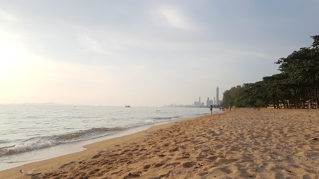 Vista panorámica de la playa contra el cielo