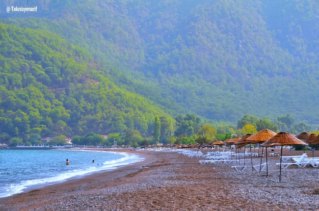 Vista panorámica de la playa contra la montaña