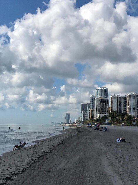 Foto vista panorámica de la playa y los edificios contra el cielo